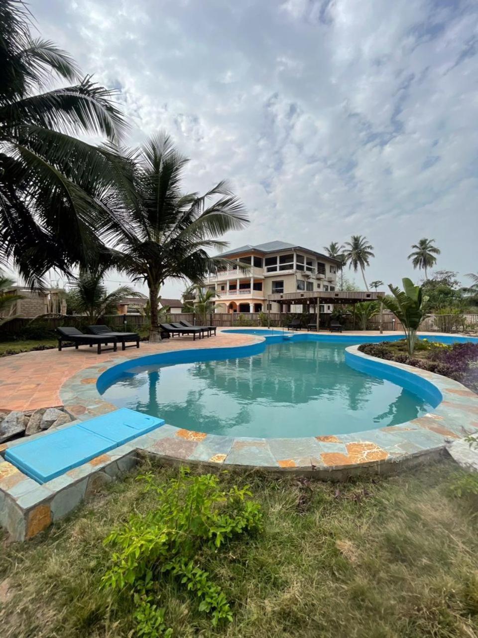 Afiki Hotel Elmina Eksteriør billede
